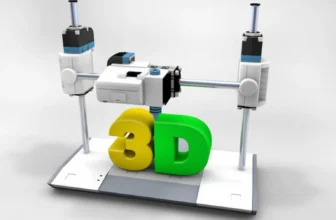 Impressora 3D imprimindo um objeto amarelo e um objeto verde.